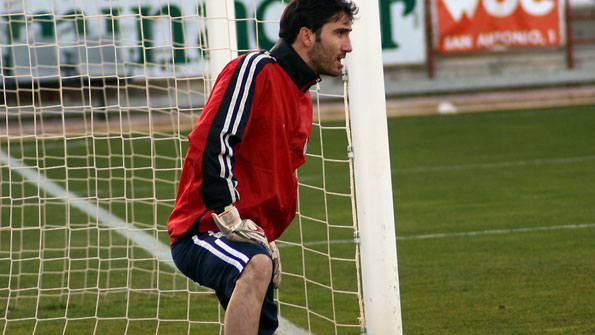 Cobeño se recupera entrenando al margen del grupo thumbnail