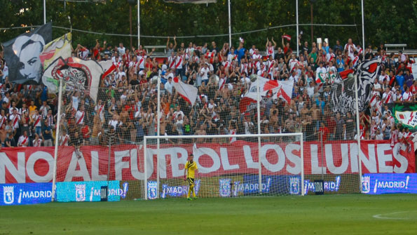La afición del Rayo protestó por los horarios thumbnail
