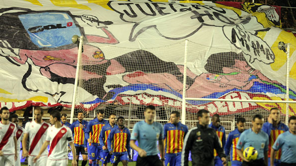 Los tifos de animación enfrentan a Bukaneros y Rayo Vallecano thumbnail