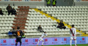 La promoción navideña concluye con más de la mitad del estadio vacío