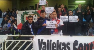 La afición del Rayo Vallecano dijo “no al fútbol los lunes” en Anoeta